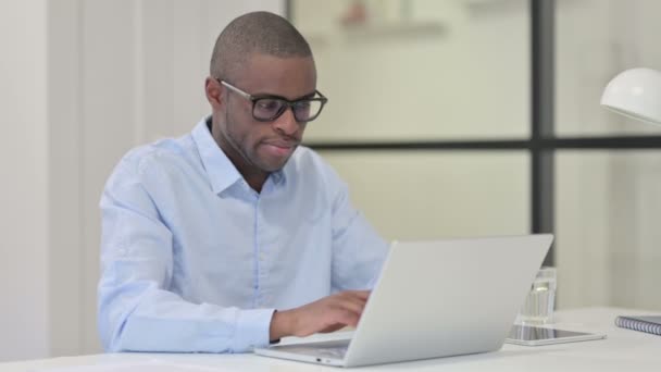 Polegares para cima por homem africano com laptop no trabalho — Vídeo de Stock