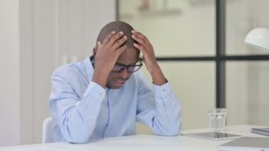 Hayal kırıklığına uğramış Afrikalı İşyerinde Endişeli Adam