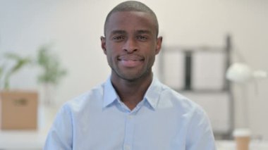 Ofisteki Kameraya Gülümseyen Afrikalı Adam Portresi