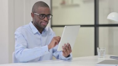 İş yerinde Tablet kullanan Afrikalı Adam 