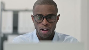 Bilgisayarı kullanırken Afrikalı Adam Şok Oluyor 