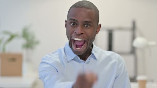 직장에서 화를 내며 다투고 있는 아프리카 남자의 모습 — 비디오