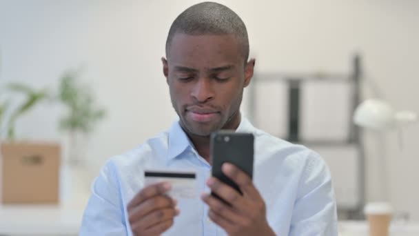 Compras en línea en Smartphone por African Man — Vídeos de Stock