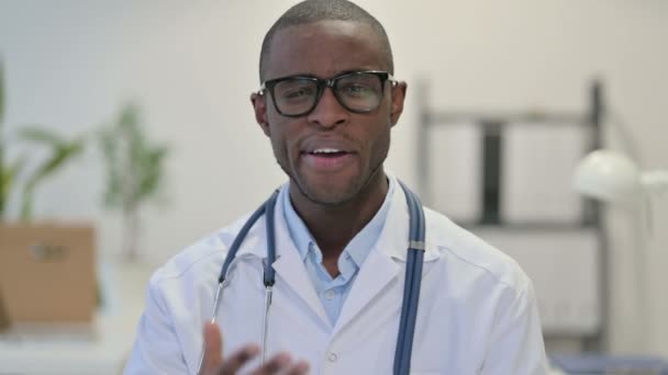 Africký lékař mluví během video chatu, Webcam View — Stock video
