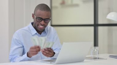 Afrikalı Adam Dolar Sayıyor