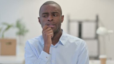 Ofiste Düşünen Afrikalı Adamın Portresi