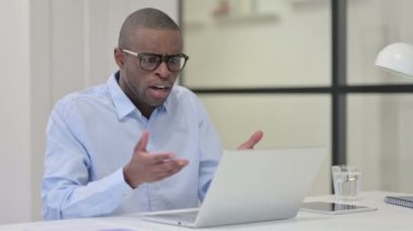 Afrikalı Adam Dizüstü bilgisayardayken Kayıp Kişiye Tepki Veriyor 