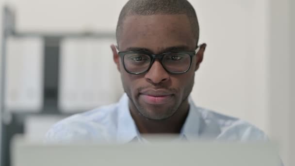 Close Up of African Man having Loss ketika menggunakan Laptop — Stok Video