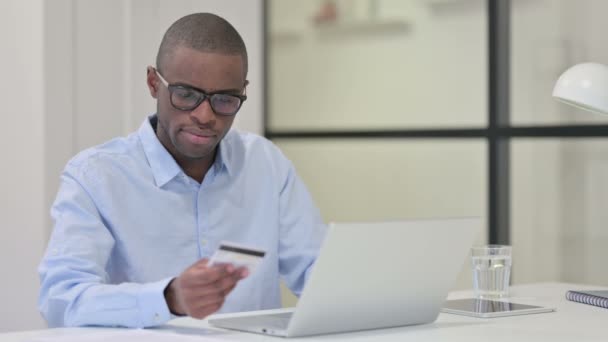 Fracaso de compras en línea para el hombre africano en el ordenador portátil — Vídeos de Stock