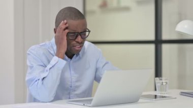 Dizüstü bilgisayarda yazarken Baş Ağrısı Olan Afrikalı Adam 