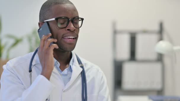 Médico Africano Falando por telefone na Clínica — Vídeo de Stock