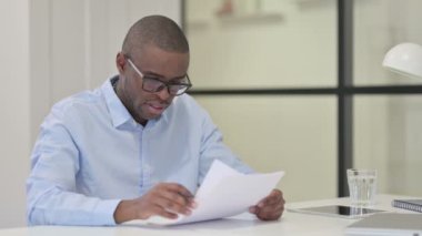 Afrikalı Adam İş Başında Gazete Okuyor 