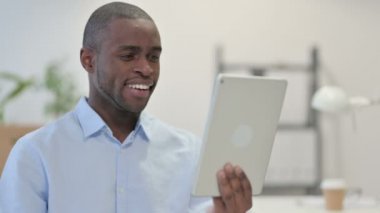 Afrikalı Adam 'ın Tablet' te Çevrimiçi Video Sohbeti 