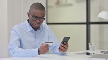 Afrikalı Adam 'ın Akıllı Telefonla Başarılı Çevrimiçi Ödemesi 
