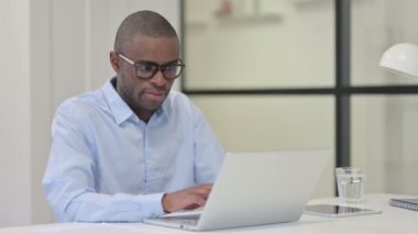 Afrikalı Adam su içerken diş ağrısı çekiyor