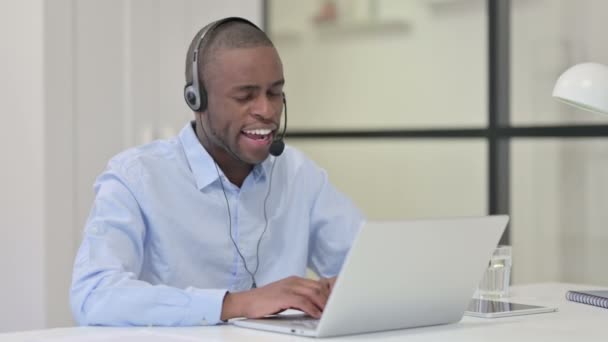 Call Center Afrikanischer Mann, der über Headset spricht, Kundenbetreuung — Stockvideo
