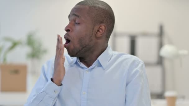 Portrait de l'homme africain fatigué bâillant dans le bureau — Video