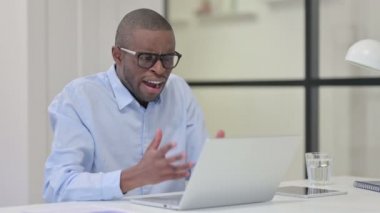 Kızgın Afrikalı Adam İş Kaybına Tepki Veriyor, Deliriyor