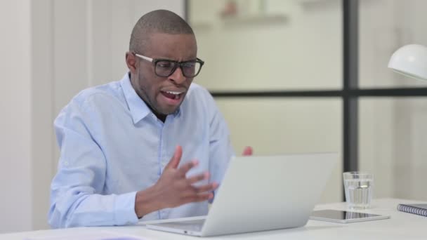Arrabbiato africano uomo reagendo alla perdita sul lavoro, diventando pazzo — Video Stock
