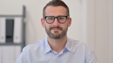 Orta yaşlı adam portresi Kameraya el sallıyor 