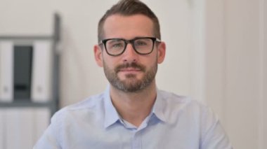 Orta Çağ Erkeğinin Portresi Gösterme ve Davet Etme 