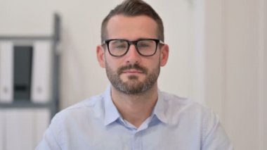 Orta yaşlı adamın portresi Kameraya gülümsüyor 