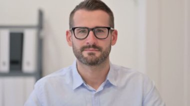 Orta yaşlı adamın portresi evet işareti olarak başını sallıyor. 