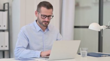 Dizüstü bilgisayarlı orta yaşlı adam Parmak İzi Göstermiyor