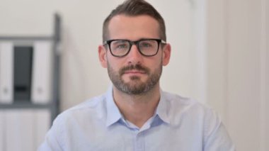 Orta Yaşlı Adam 'ın İşaretini Gösteren Portresi 