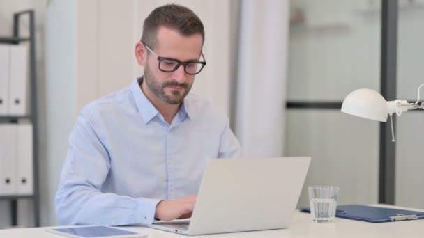 Mann mittleren Alters mit Laptop zeigt kein Zeichen mit dem Finger — Stockvideo