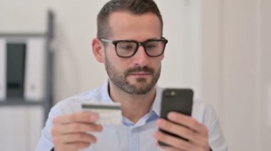 Başarılı Çevrimiçi Alışveriş yapan Orta Çağ Erkeğinin Portresi 