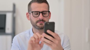Smartphone kullanan Orta Çağ Adamı Portresi