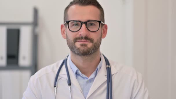 Portret lekarza uśmiechniętego do kamery — Wideo stockowe