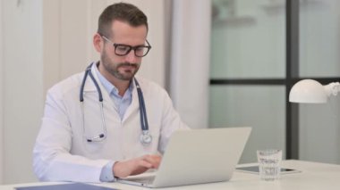 Dizüstü bilgisayarla Erkek Doktor Reddedildi, Parmak İzi Yok