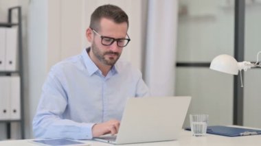 Dizüstü bilgisayarı olan orta yaşlı adam şok oldu. 