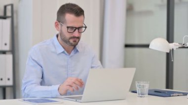 Bilgisayarda çalışırken Orta Yaşlı Adam Bağırıyor 