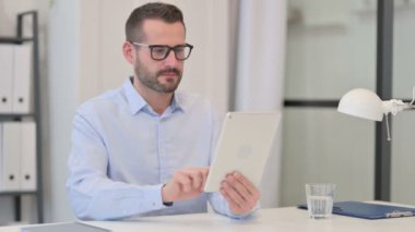 Tablette Başarıyı Kutlayan Orta Yaşlı Adam 