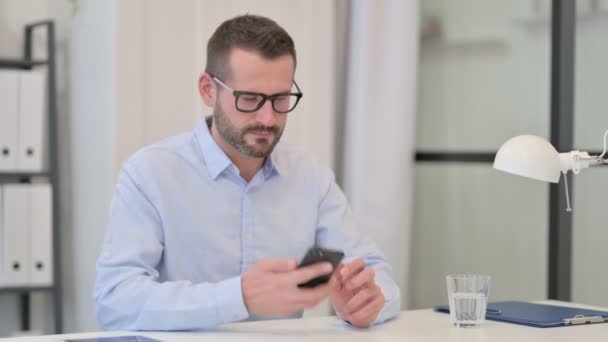 Moyen Age Homme en colère sur Smartphone au travail — Video