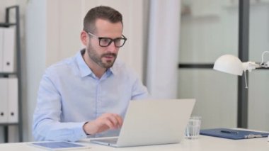 Dizüstü bilgisayar kullanırken Orta Yaşlı Adam Başarı Kutlaması 