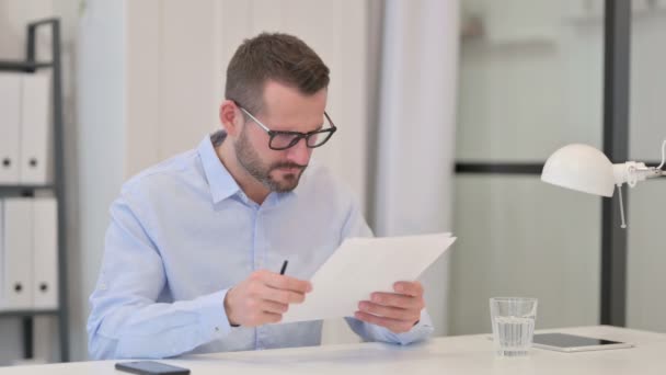 Middle Aged Man Disappointed by Loss on Documents — Stock Video
