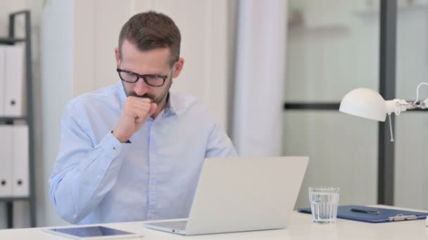 Homem de meia idade tosse enquanto trabalhava no laptop — Vídeo de Stock