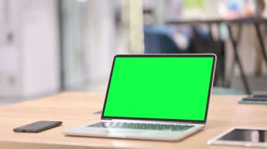 Yeşil Krom Anahtar Ekranlı Laptop