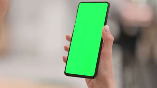 Manos femeninas usando Smartphone con pantalla clave de croma verde — Vídeos de Stock