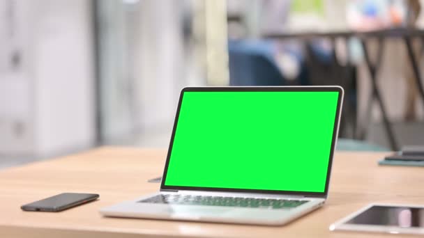 Laptop con la pantalla dominante verde del croma — Vídeos de Stock