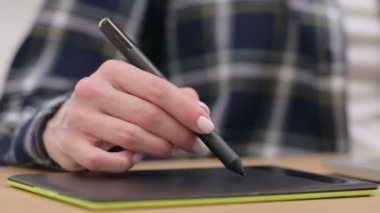 Stylus ile Grafik Tabletinde Kadın Elleri Tasarımı, Kapat