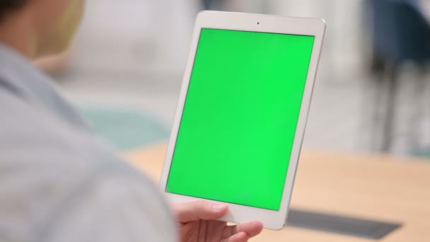 Man using Tablet with Green Chroma Key Screen Zamknij — Wideo stockowe