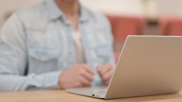 Uomo che mostra il segno di stretta di mano durante l'utilizzo del computer portatile, primo piano — Video Stock