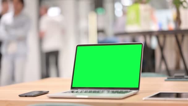 Ordenador portátil con pantalla de clave de croma verde en la oficina — Vídeos de Stock
