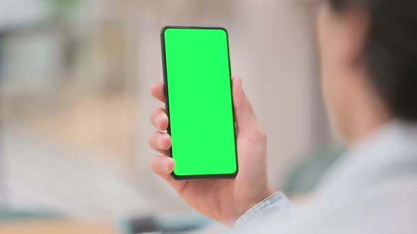 Vue arrière, Homme utilisant un Smartphone avec écran vert Chroma Key — Video