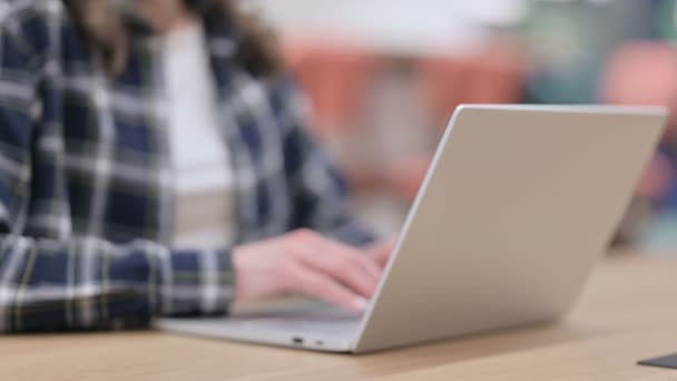 Γυναίκα δείχνει Αντίχειρες κάτω κατά τη χρήση Laptop, Κοντινό πλάνο — Αρχείο Βίντεο